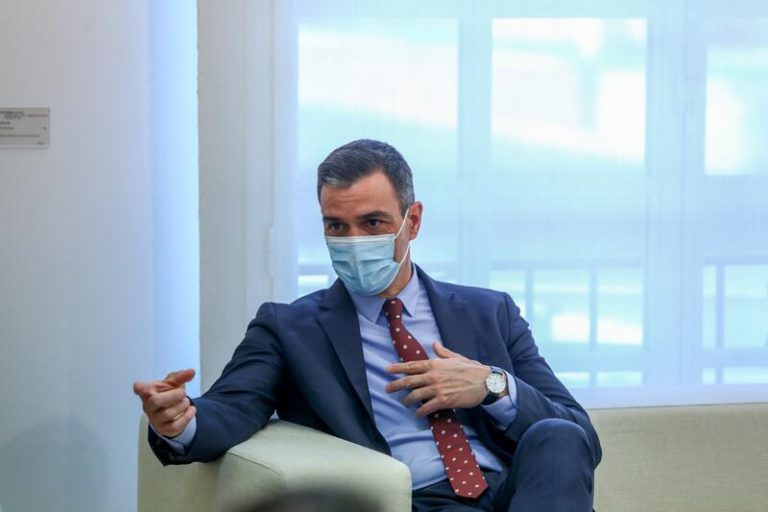 Sánchez tacha de «bajeza incalificable» el cartel de Vox, «una combinación entre mentira y odio»