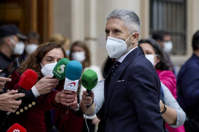 Marlaska pide «no normalizar» las cartas con amenazas