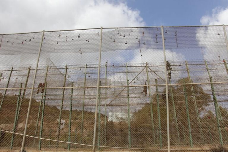 Unos 50 migrantes entran a nado en Ceuta el mismo día que impiden a 60 saltar la valla de Melilla
