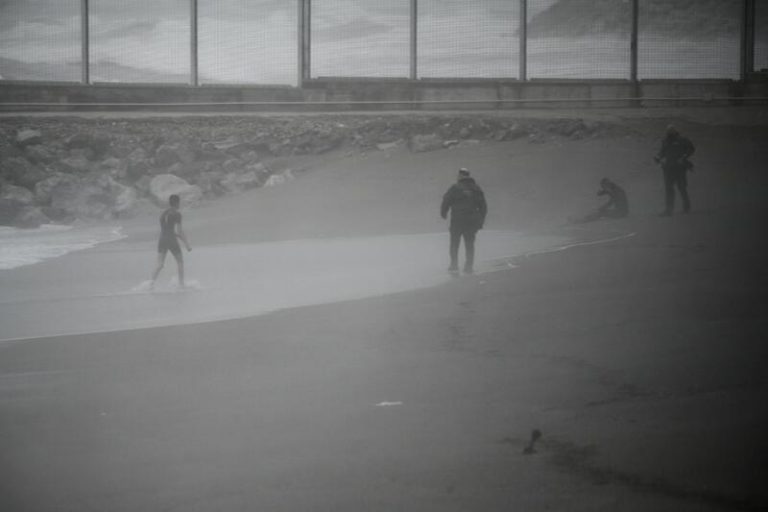 Hasta 120 migrantes acceden a Ceuta a nado en 24 horas bordeando el espigón del Tarajal