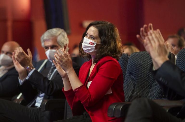 Ayuso ganaría las elecciones al doblar sus escaños y gobernaría con el apoyo de Vox
