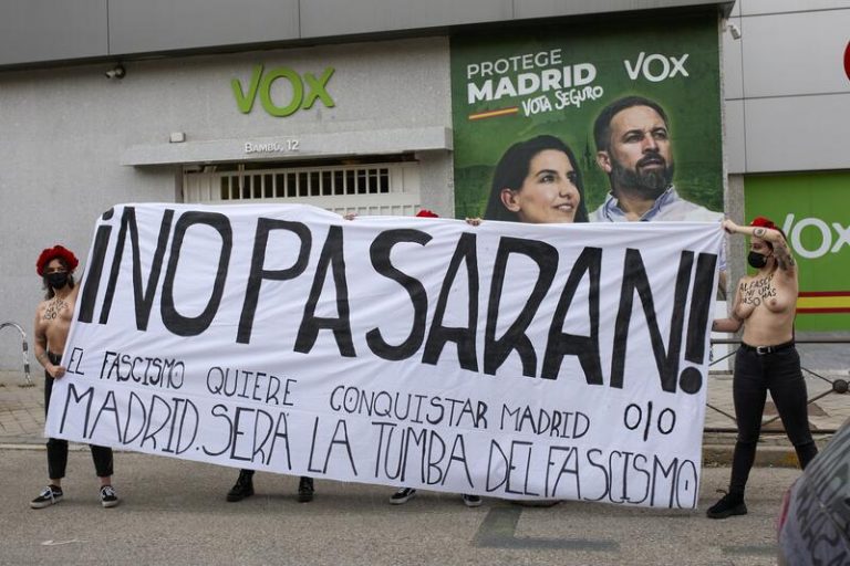 Activistas de Femen con el torso desnudo protestan frente a la sede de Vox