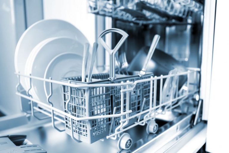 ¿A mano o a máquina? La OCU da respuesta a cómo se deben lavar los platos