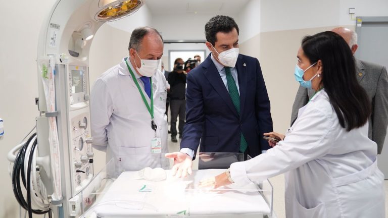 Andalucía tiene inmunizados al 88% de sanitarios