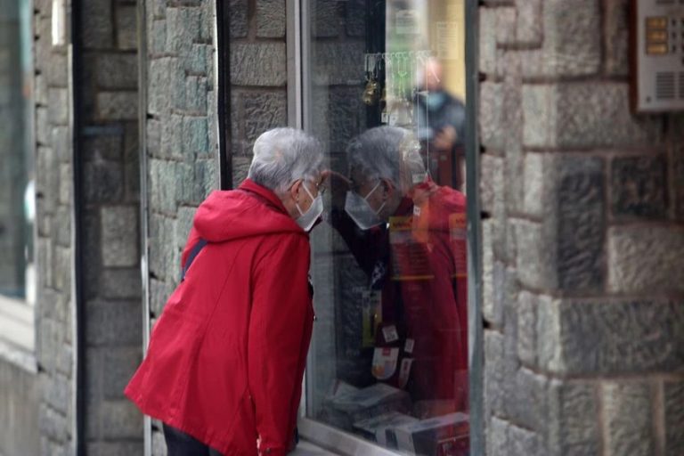Andalucía baja su tasa por undécimo día hasta 220,9 y suma 1.604 casos y 13 muertes