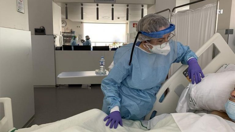 Andalucía suma 80 hospitalizados hasta 1.473 y baja cinco ingresos en UCI hasta 297