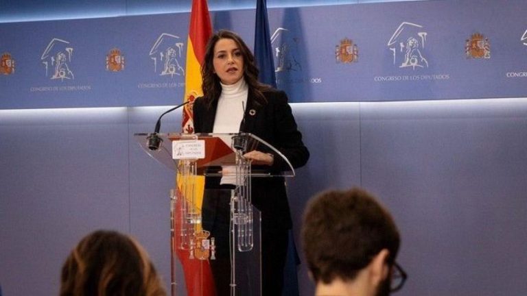 Arrimadas pide a Sánchez que convoque la Conferencia de Presidentes