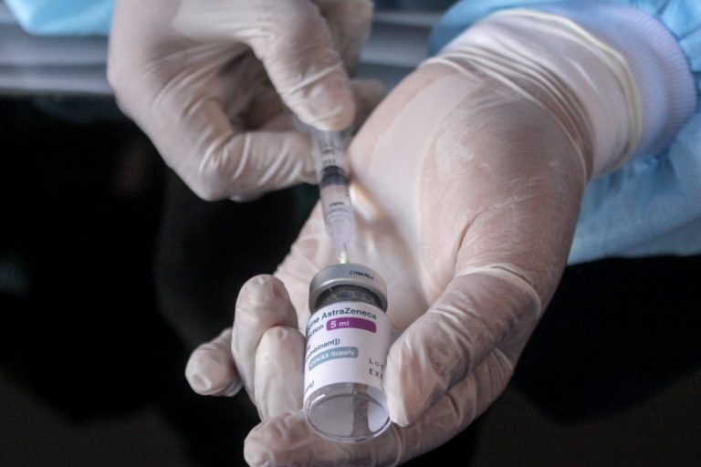 Suspendida la vacunación con AstraZeneca para los menores de 60 años