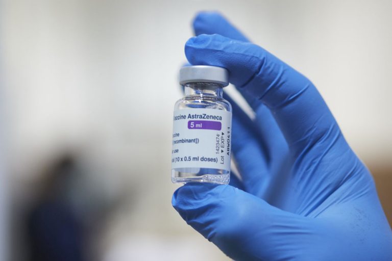 Sanidad rechaza poner la vacuna de AstraZeneca a voluntarios menores de 60 años