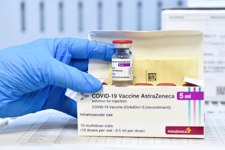 Notifican al Sistema de Farmacovigilancia el fallecimiento de una persona vacunada con AstraZeneca