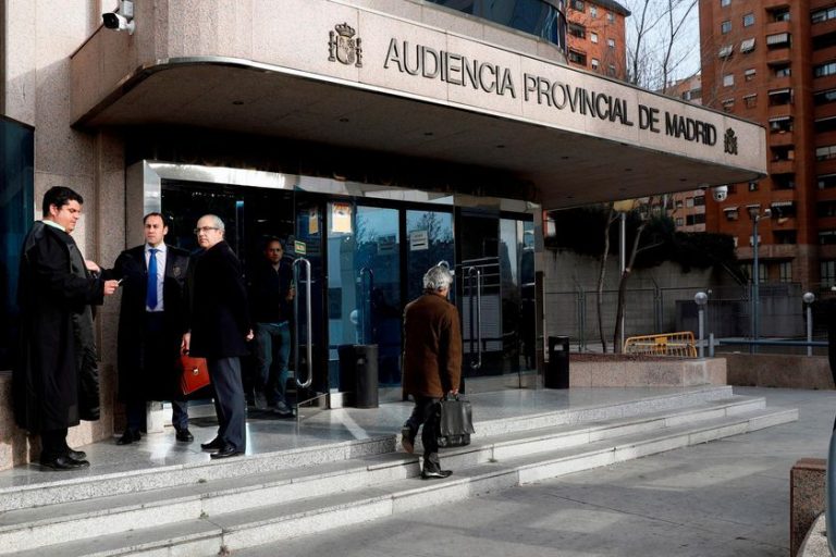 Un acusado de asfixiar a su novia tras ver «una foto de un tío» en su móvil