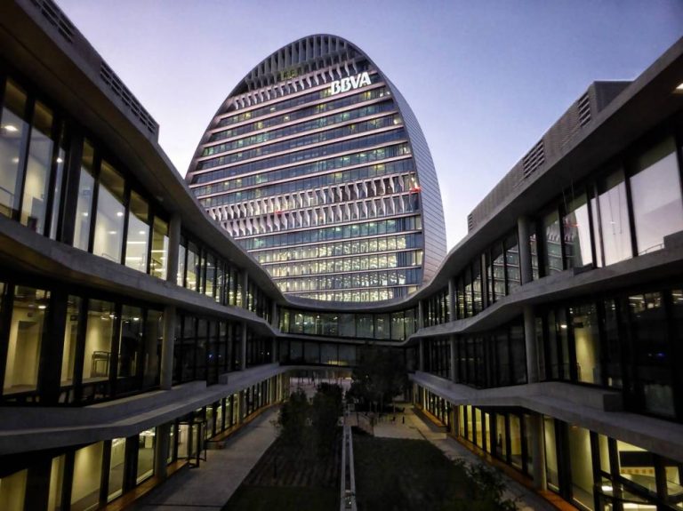 BBVA recolocará con contratos indefinidos a los empleados afectados por el ERE