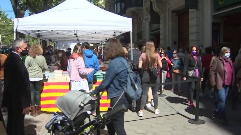 Barcelona inicia un Sant Jordi atípico y descentralizado por la pandemia