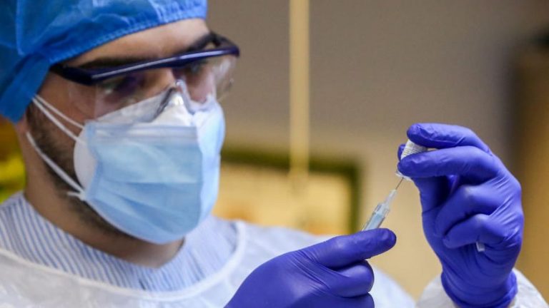 Castilla y León prepara la vacunación para cuidadores no profesionales menores de edad