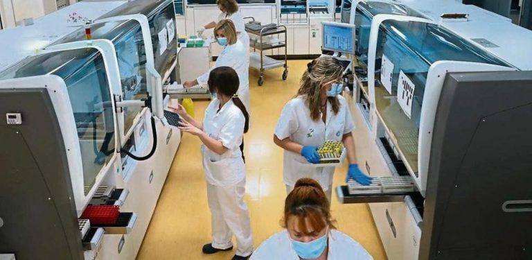 Cataluña registra 2.220 casos y 15 muertes en las últimas 24 horas