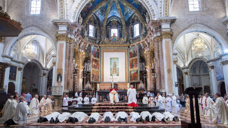 Un niño representa un sermón en la Catedral de Valencia en recuerdo de los ‘miracles’