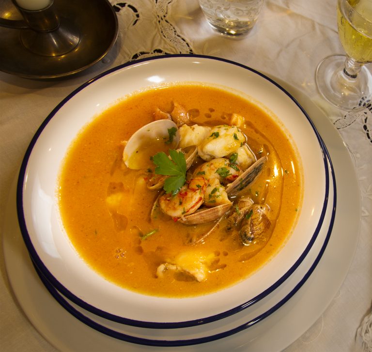 Cómo hacer una sopa de merluza a la marinera llena del sabor del mar