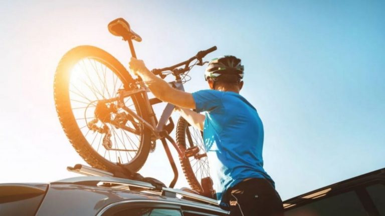 Cómo llevar las bicicletas en el coche y que la DGT no te ponga una multa