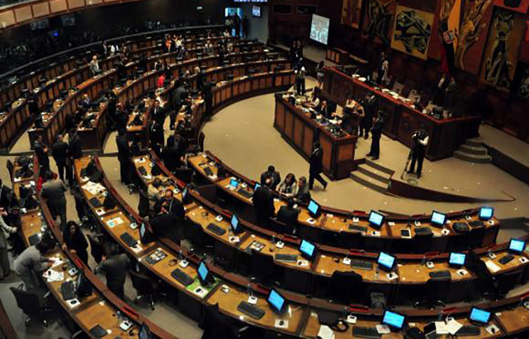 El Parlamento de Ecuador aprueba una ley para fortalecer la dolarización