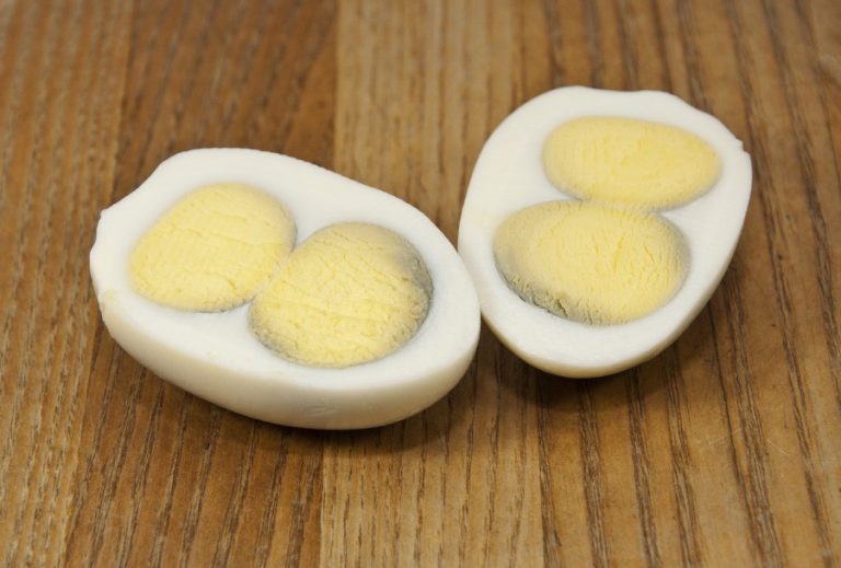 El motivo por el que es muy difícil encontrar huevos con dos yemas