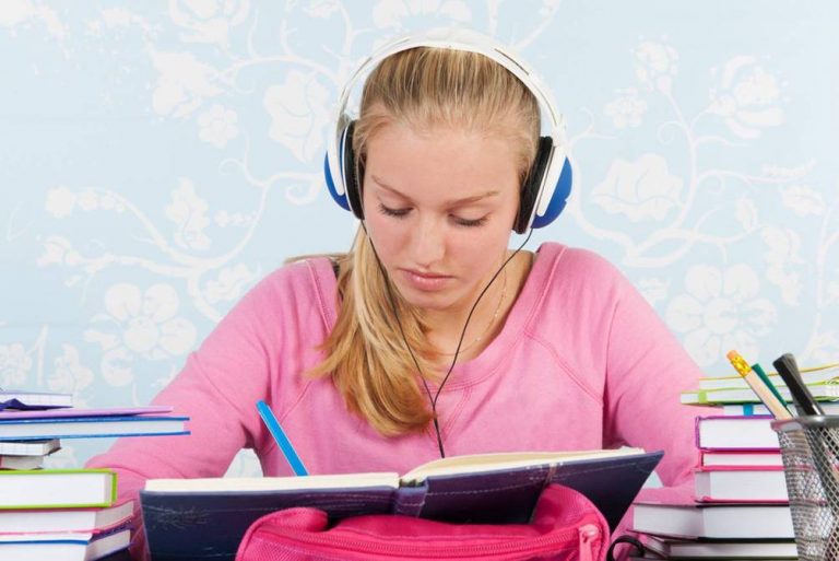 Este es el motivo por el que no deberías escuchar música cuando trabajas o estudias