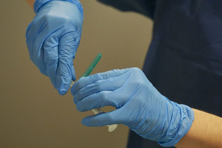 Los nuevos contagios en Euskadi bajan a 685, pero se mantiene la positividad en el 7,7%