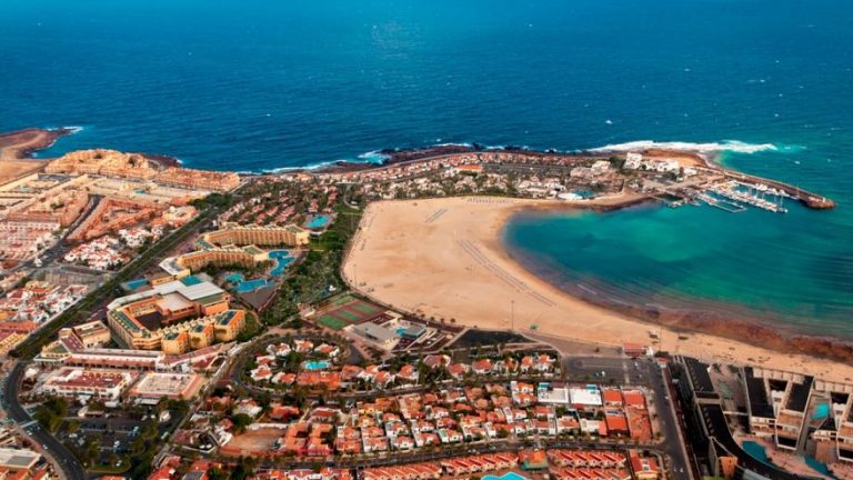 Fuerteventura rechaza la «imposición» del Estado de alojar migrantes en hoteles