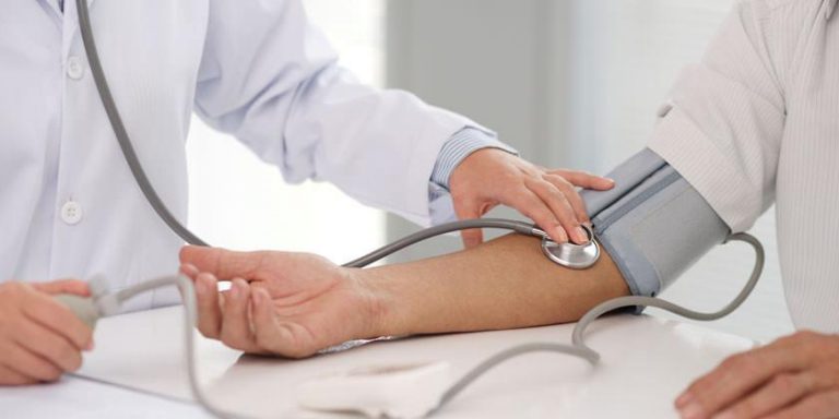 Hipertensión: este es el síntoma más desconocido que te avisa que la tienes