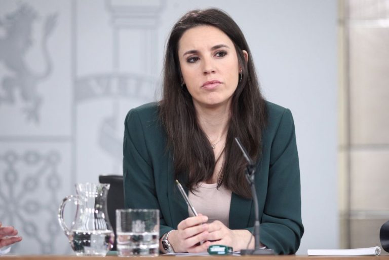 Montero acusa a Ayuso de hablar con la «impunidad» de quien «vive en el privilegio»
