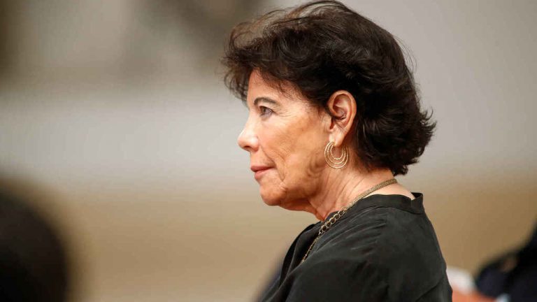 Celaá recalca que el sistema educativo es «plenamente constitucional»