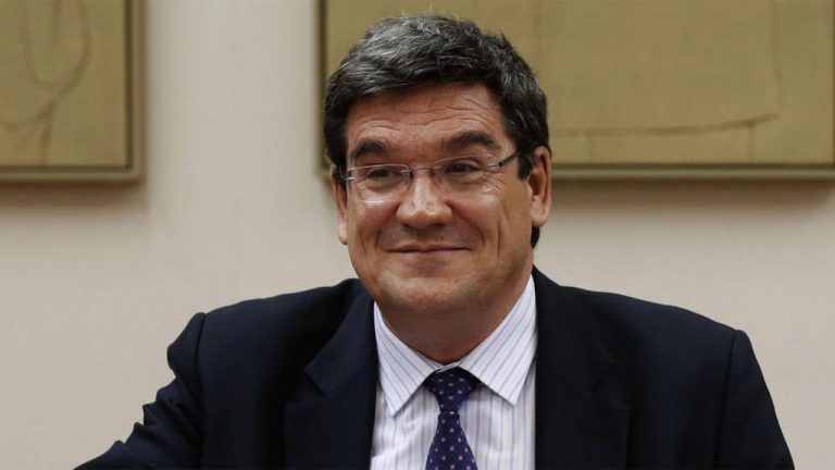 Escrivá pide a CaixaBank y BBVA que piensen en las ayudas públicas antes de recortar sus plantillas