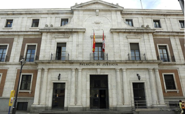Piden investigar a una madre por manipular a su hija para que denunciara abusos de su padre