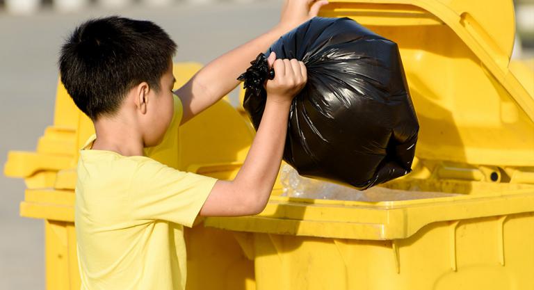 La Forma En Que Deberías Colocar Una Bolsa De Basura