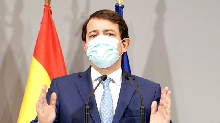 Mañueco culpa a Sánchez de crear «miedo y confusión» con la vacunación