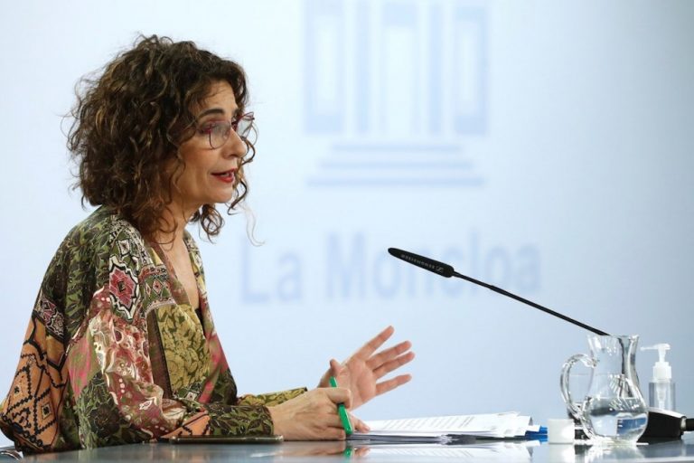 Montero carga contra Ayuso por sus gestiones »excéntricas» para la vacuna rusa