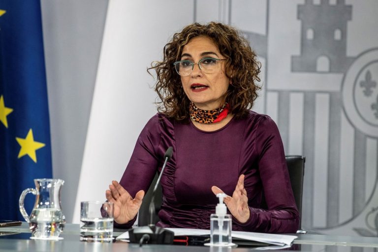 Montero: La reforma fiscal no busca sólo subir los impuestos, sino también bajarlos