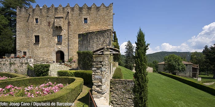 Visita Los Mejores Castillos De Cataluña. En La Foto, El De Montesquiu.