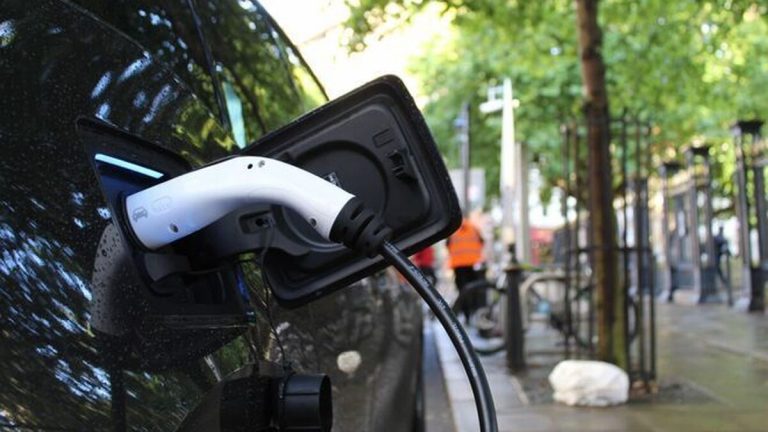 El sector valora el Moves III, un plan que relanzará la demanda del coche eléctrico