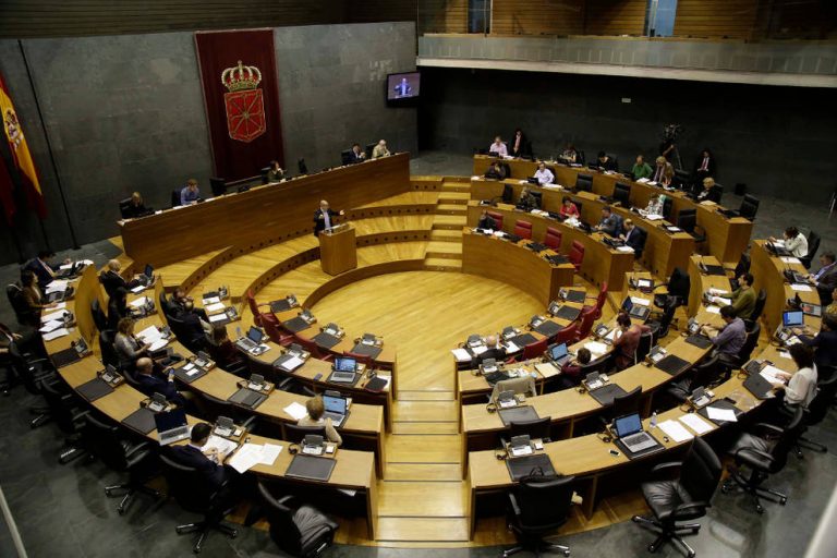 Parlamento navarro aprueba modificar la ley para que altos cargos no dimitan cuando son imputados