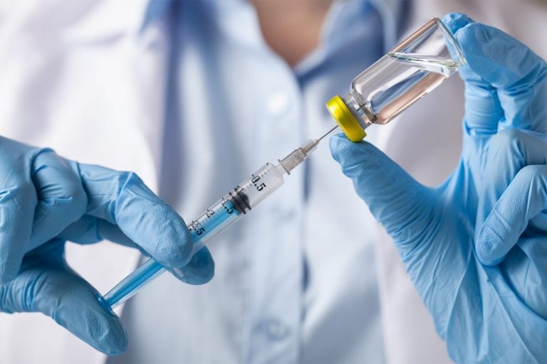 Pfizer, Moderna, Janssen, AstraZeneca: esta es la vacuna que te van a poner según tu edad