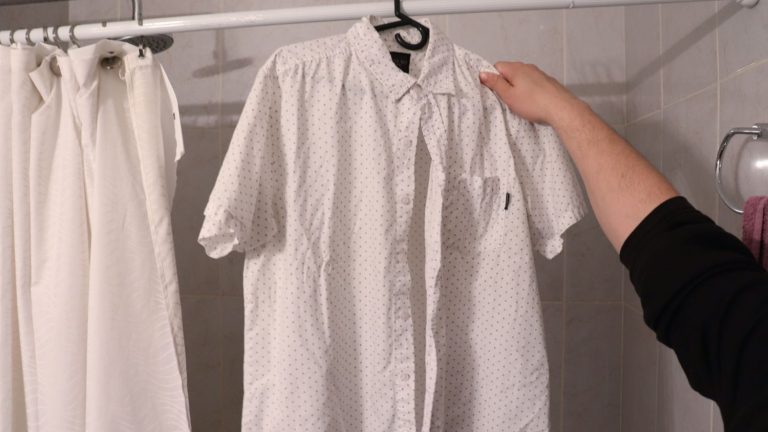 Cómo lidiar con arrugas difíciles en la ropa