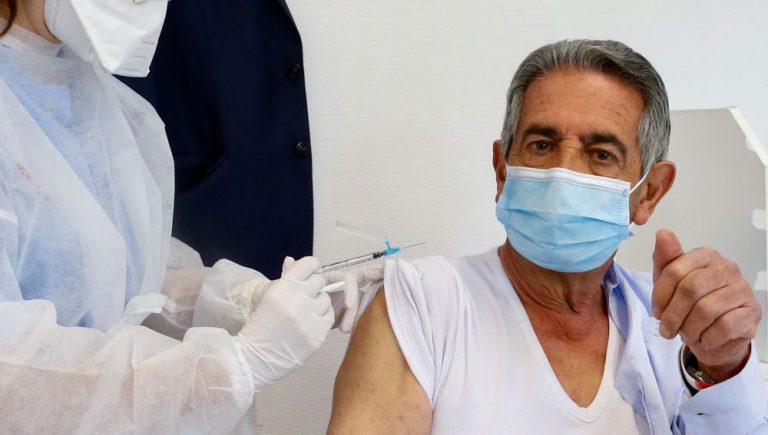 Revilla se encuentra «muy bien» y sin síntomas tras recibir la vacuna
