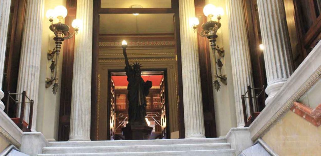 La Biblioteca Arús Y La Estatua De La Libertad De Barcelona