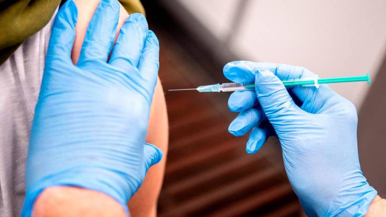 Sanidad notifica 6.623 nuevos casos y 128 muertes