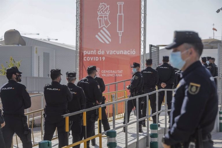 Sindicatos policiales denuncian a la Generalitat por «anular» la vacunación