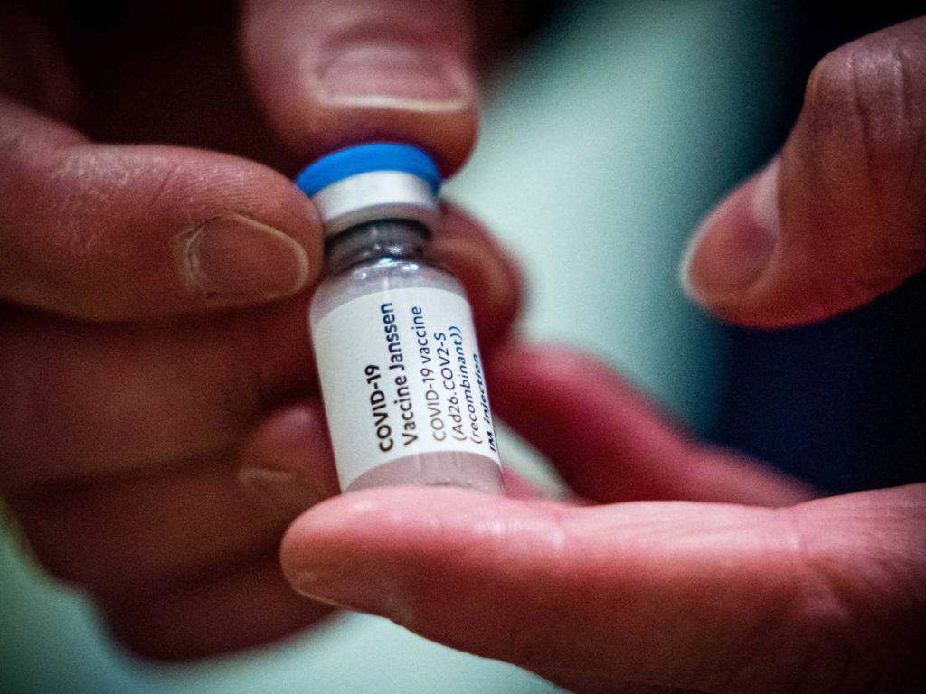 Pfizer, Moderna, Janssen, Astrazeneca: Riesgos Y Beneficios De Las Vacunas Según La Edad