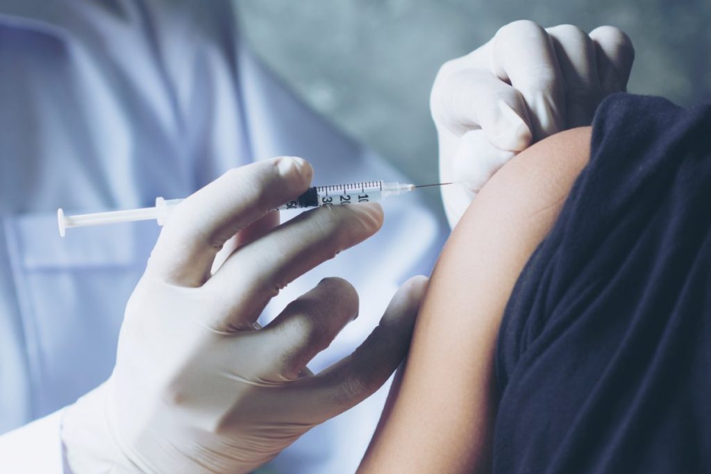Pfizer, Moderna, Janssen, Astrazeneca: Riesgos Y Beneficios De Las Vacunas Según La Edad