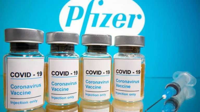 La UE pacta con Pfizer adelantar 50 millones de dosis
