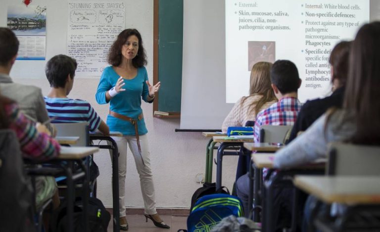 Expertos urgen a cambiar el modelo de evaluación para mejorar el nivel de inglés