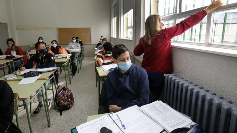 Los casos activos en centros educativos descienden a 584 en Galicia
